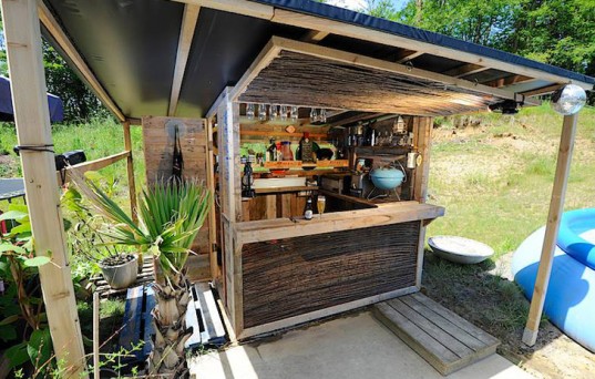 HOW TO: Build Your Own Beach Bar from Discarded Shipping 